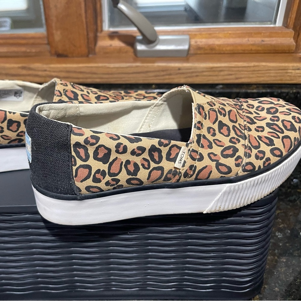 Tom’s shoes